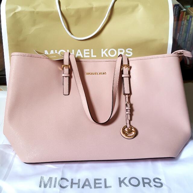 Michael Kors Jet Set Medium Saffiano Leather Top-Zip tote bag, Women's  Fashion, Bags & Wallets, Tote Bags on Carousell