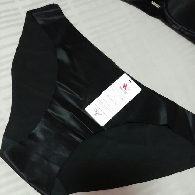 BN Wacoal Black Bra & panties set, Women's Fashion, New Undergarments &  Loungewear on Carousell