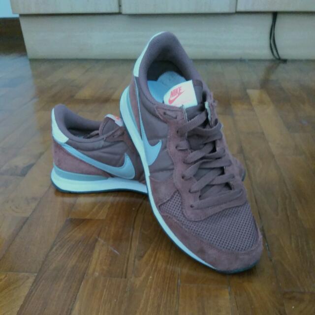 Maroon color discount nike shoes