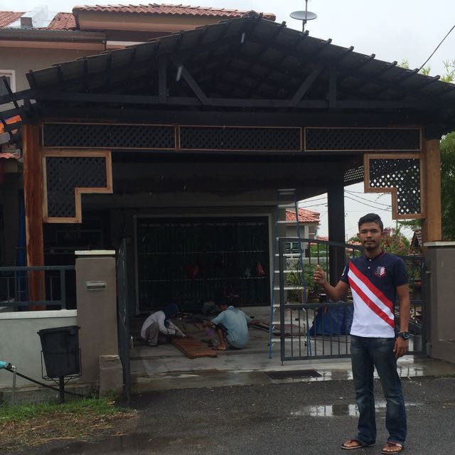 Rumah Kayu Penambahan Anjung Dengan Dekorasi Seni Kayu