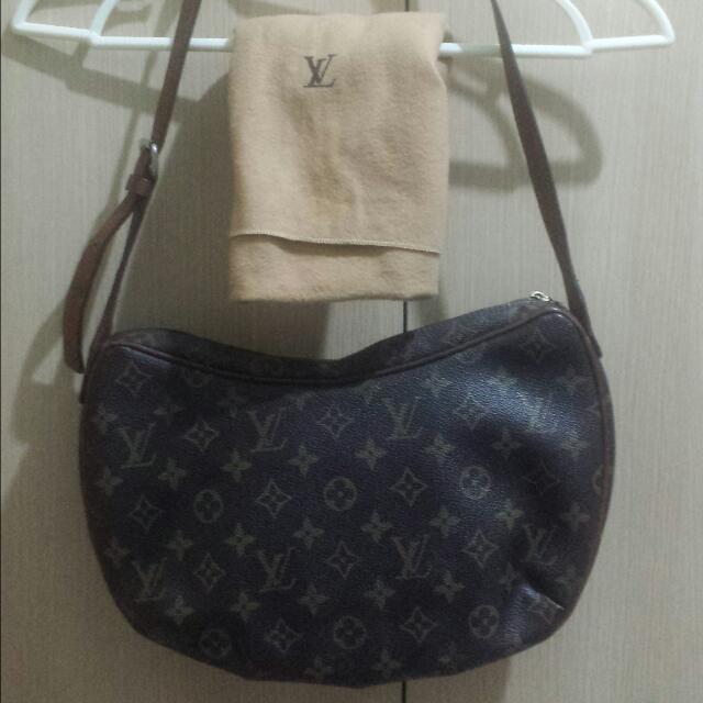 Sold at Auction: AUTHENTIC LOUIS VUITTON CROISSANT MM MONOGRAM