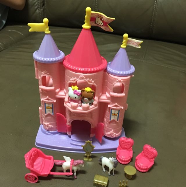 Hello Kitty Castle, Hobbies & Toys, Toys & Games on Carousell