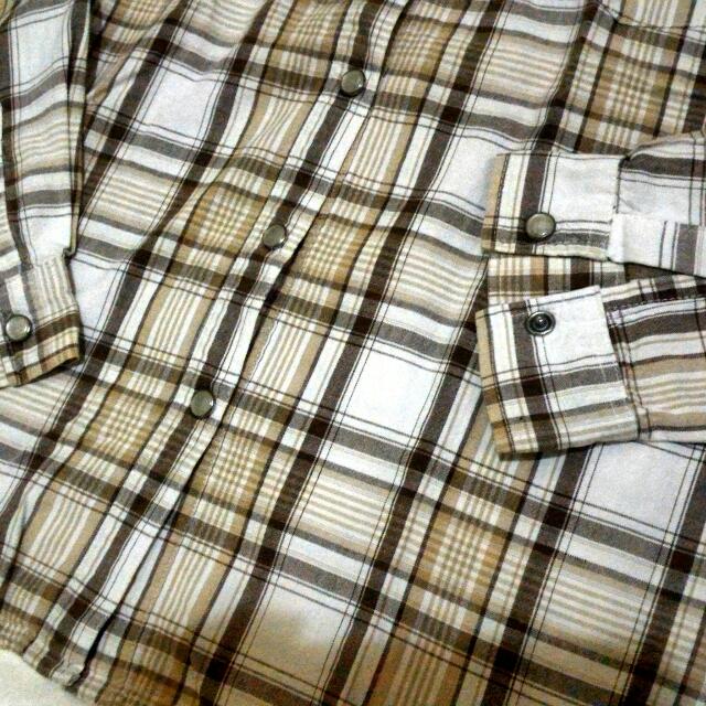 Checkered Longsleeve Polo (Category: Longsleeves) located in Cebu City. Submitted by forthward (Listing ID 66759095, Image 3). Description: .