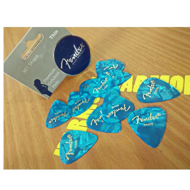 Pick Gitar Fender Premium Celluloid 351 Shape Thin Musik Media Aksesoris Di Carousell