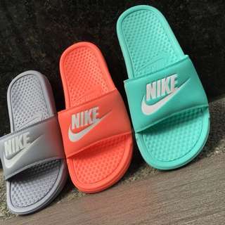 Nike Benassi 拖鞋