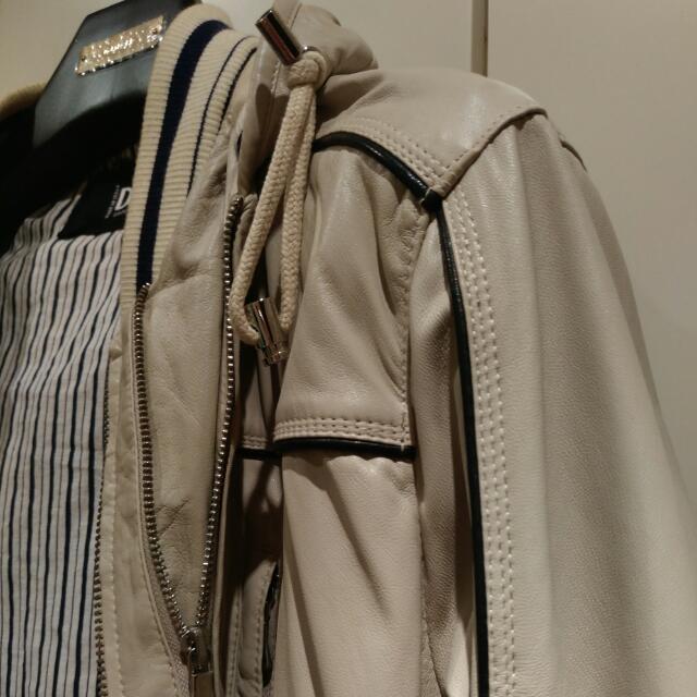 D&G （分類：外套及戶外衣服）位於 Hong Kong。 由 bartholomew38 提交（商品編號 67036498，圖片 3）。簡介： 。