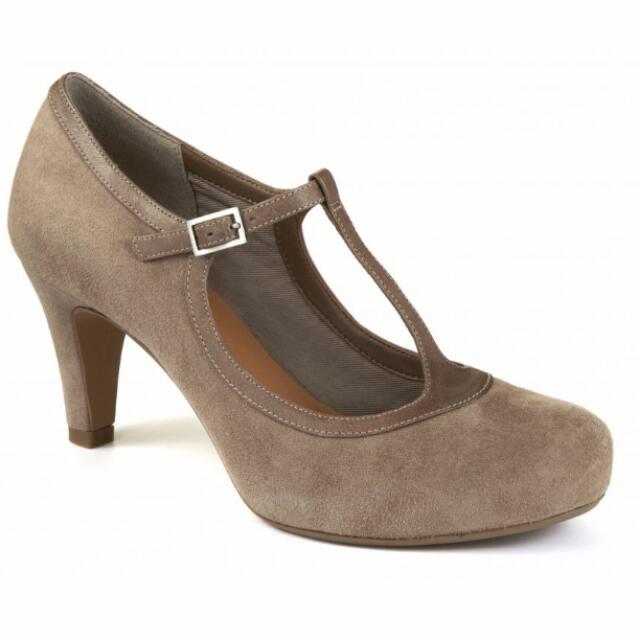 Clarks chorus thrill new arrivals