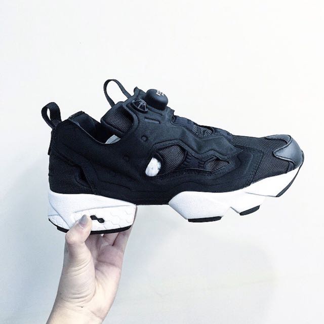 Reebok Pump 黑魂 她的時尚 鞋子在旋轉拍賣