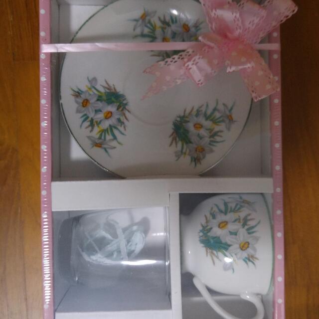 Tea Set (Category: Other Kitchen Appliances) located in Singapore. Submitted by librang (Listing ID 67407073, Image 2). Description: .