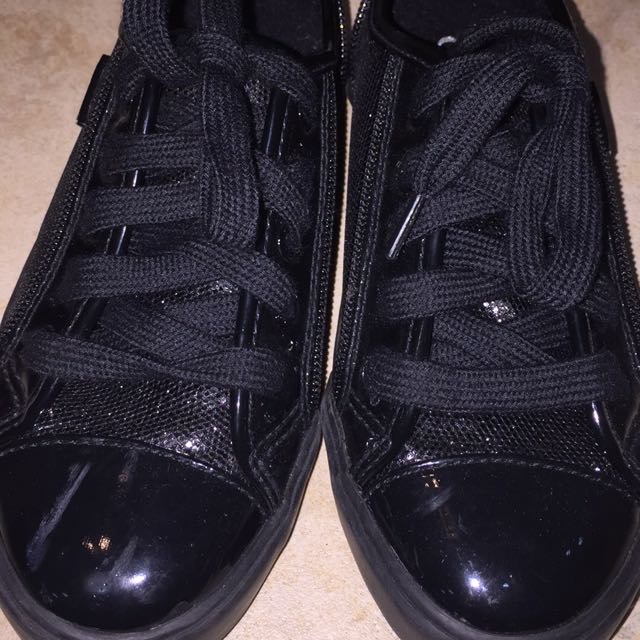 Guess) Black Shiny With Shoe Lace Shoe 