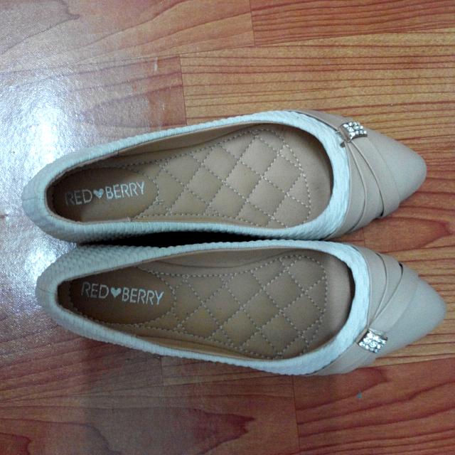 Kasut Wedges Bertutup Women S Fashion Shoes On Carousell