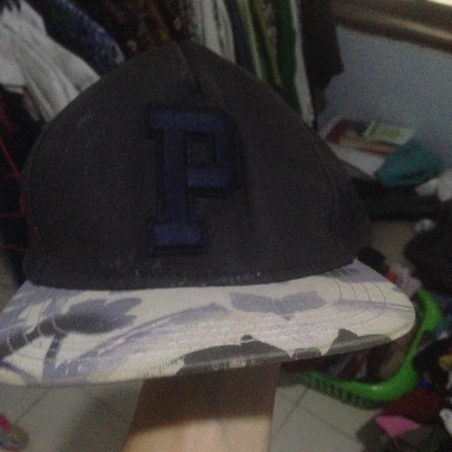 Snapback Pull & Bear (Kategori: Aksesoris Pria) berada di Jakarta Pusat. Dikirim oleh secondyeuh (ID iklan 68851339, Gambar 1). Deskripsi: .