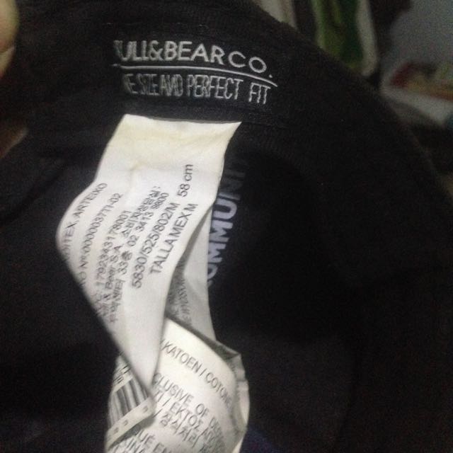 Snapback Pull & Bear (Kategori: Aksesoris Pria) berada di Jakarta Pusat. Dikirim oleh secondyeuh (ID iklan 68851339, Gambar 3). Deskripsi: .