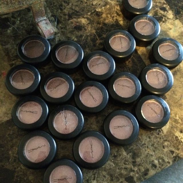 Mac Shadow (Category: Makeup) located in Hamilton. Submitted by taysa (Listing ID 69727730, Image 3). Description: .
