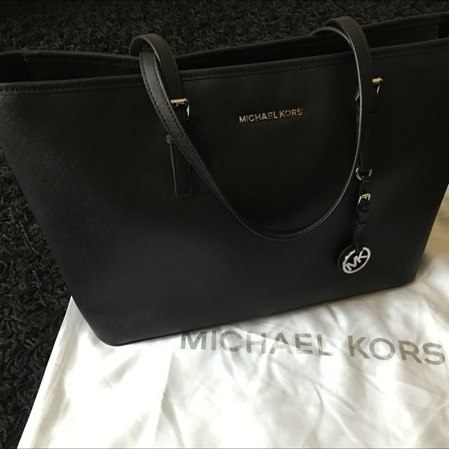 Michael Kors Jet Set Travel Medium Saffiano Leather Top-Zip Tote, Women's  Fashion, Bags & Wallets, Tote Bags on Carousell