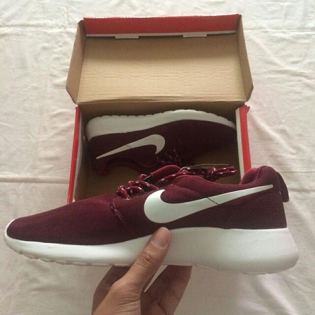 NIKE ROSHE RUN MAROON 822