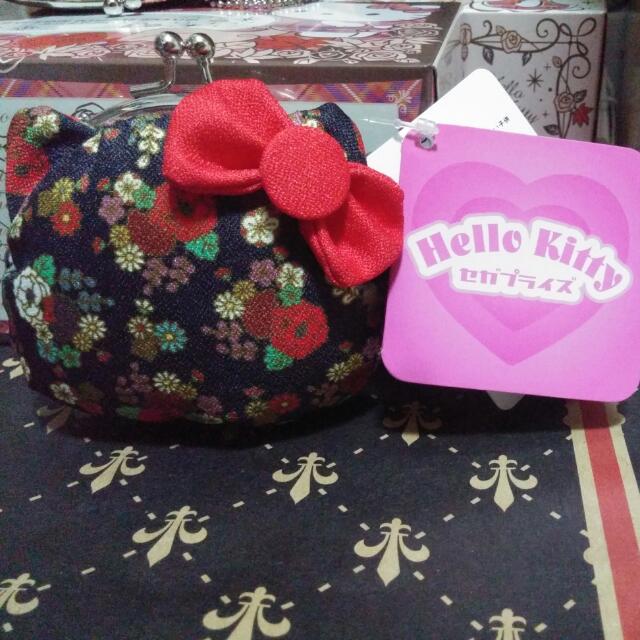 Hello Kitty錢包 （分類：長銀包）位於 Hong Kong。 由 angelsgarden 提交（商品編號 70366146，圖片 3）。簡介： Hello Kitty散銀包[全新] 100%正版 日本景品 一套三色 紅.黑.藍 藍色已售 $65@1 $120@2 有意請pm留低聯絡方法 ##sanrio #HelloKitty #melody #kuromi #布丁狗 #玉桂狗 #piano #monchichi #sanx #halloween #萬聖節 #掛飾 #公仔 #玩具 #正版 #日本景品 #全新 #Daniel #San-X系列 #角落生物 #Sumikkigurashi #玻璃碗 #沙律碗 #銀包 #散紙包 #散銀包 #湯碗 #碗 #家品 #sanrio #san-X #公仔 #日用品 #實用 #生日禮物 #送禮 #自用 #日本景品 #鬆弛熊 #PC狗 #憂傷馬戲團 #精品 #sanrio系列。