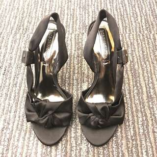 BCBGMAXAZEIA 黑色緞面尖頭高跟鞋，鞋面綴以緞帶蝴蝶結裝飾！62974822607746111