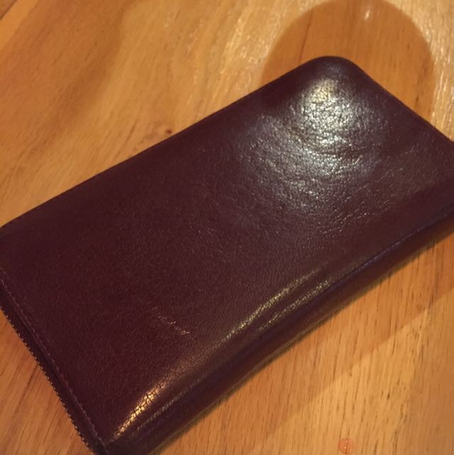 Givenchy (Category: Clutches) located in Singapore. Submitted by oztruly (Listing ID 70591019, Image 2). Description: .