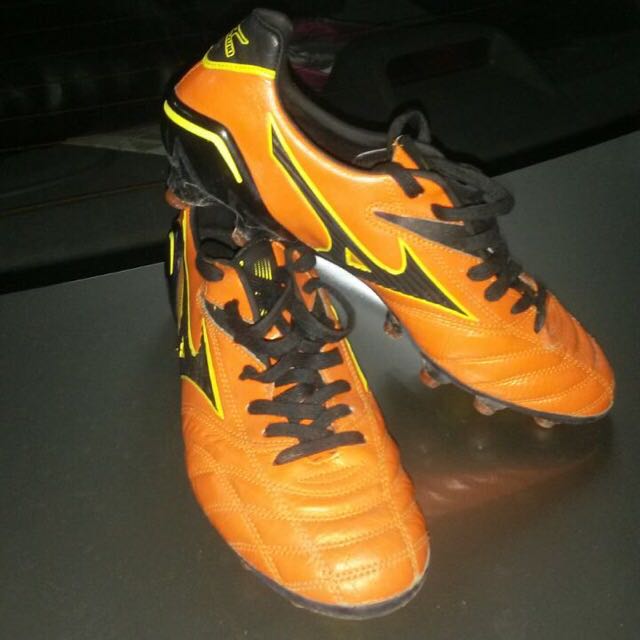 kasut bola mizuno