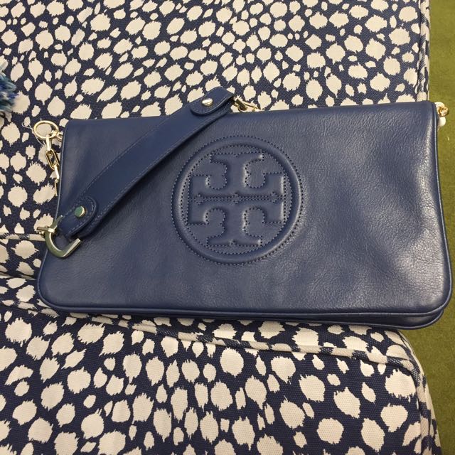 tory burch navy clutch