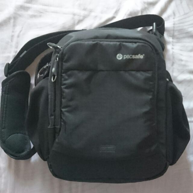 Pacsafe Venture V8 PD200 Camera Bag
