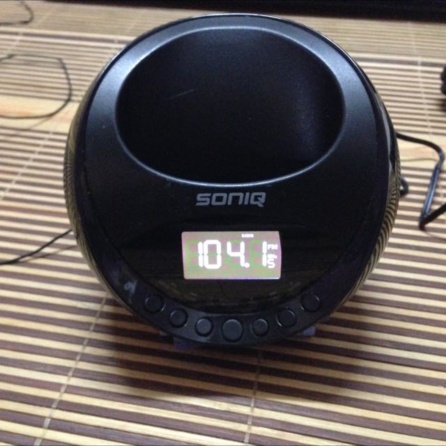 SONIQ alarm clock radio with ipod dock, Audio, Portable Audio Accessories on Carousell