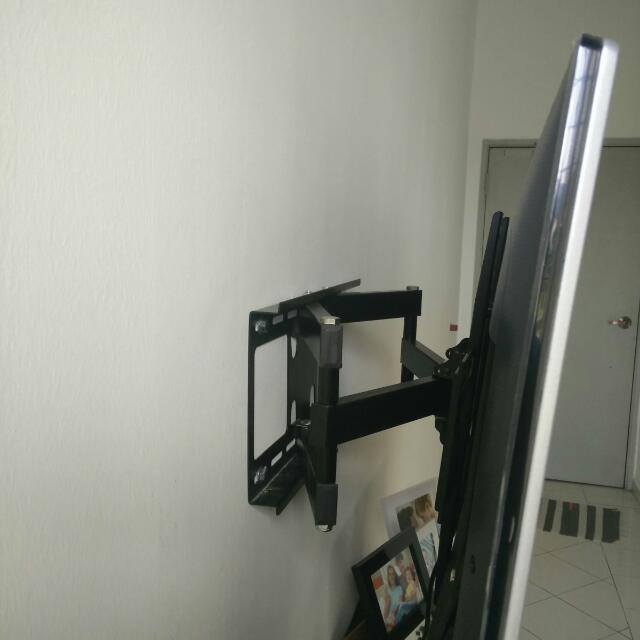 Lcd Bracket (Category: TV) located in Kuala Lumpur. Submitted by frankhafis (Listing ID 71091531, Image 2). Description: Model : YN 908ST Vesa : 400mm x 400mm(max) (i.e : Distance between 2 screw holes at the back of your tv - length x width) Tv size : 23"- 55" Distance to the wall :55mm - 470mm Tilt angle : +/- 10deg Swivel angle : 120 deg Weight capacity : 50kgs Color : black Wall plug : Included. Screw : screw behind tv also included. *Additio