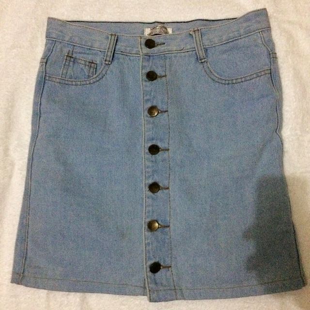 Maong Button Down Skirt (Category: Skirts) located in Quezon City. Submitted by veronicaaake (Listing ID 71140033, Image 1). Description: .