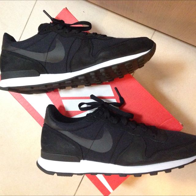 nike internationalist tech fleece