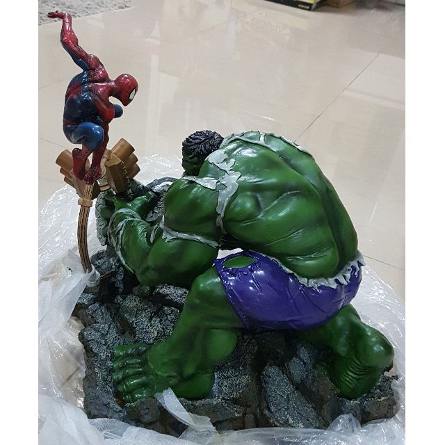 Hulk Vs Spiderman Diorama Not Sideshow Toys Games Bricks Figurines On Carousell Includes a realistic movie scenery base and accessories such as the hulkbuster armor module veronica. this hulk is only available in this set and is not sold alone! hulk vs spiderman diorama not sideshow