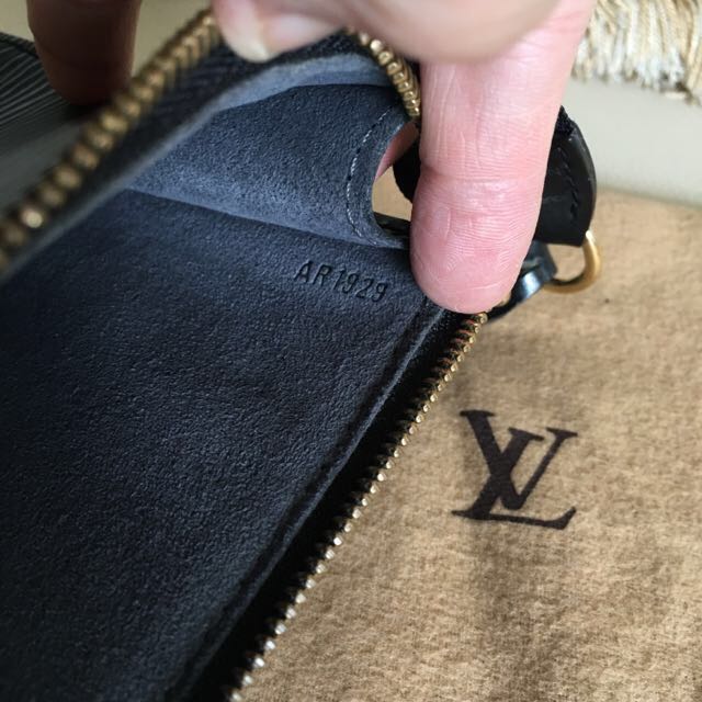 LOUIS VUITTON Black Epi Leather Pochette Accessoires