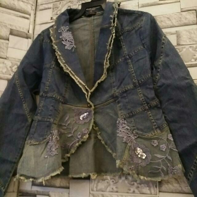 Offer Jacket (Category: Coats, Jackets and Outerwear) located in Singapore. Submitted by cheesecakepie (Listing ID 71470981, Image 2). Description: .