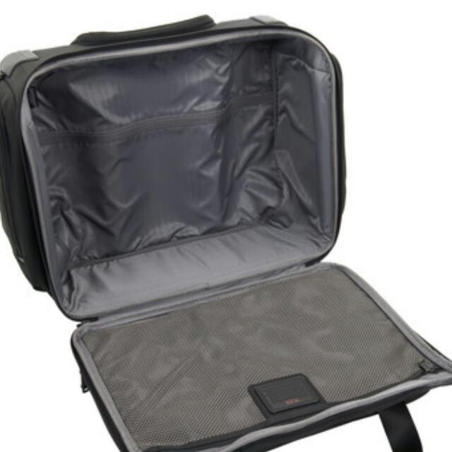 22052 D2 Alpha2 Ballistic Travel Compact Wheeled Duffel Tumi, Luxury