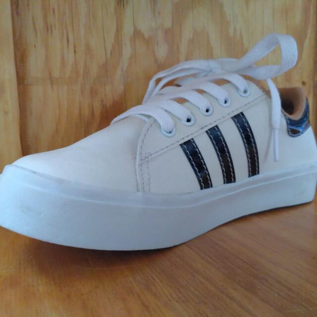 Sepatu Tali Warna Putih Hitam Ukuran 36 40 Olshop Fashion Olshop Wanita Di Carousell