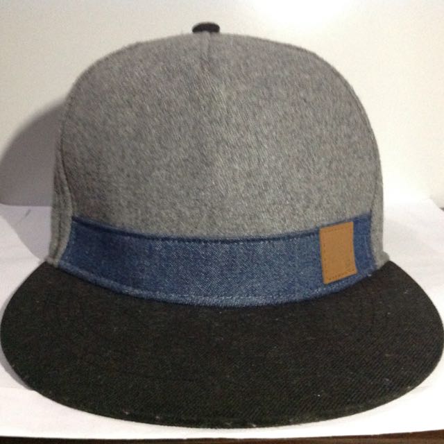 Snap Back Cap (Category: Cap & Hats) located in Kuala Lumpur. Submitted by ddsstreet (Listing ID 71928935, Image 1). Description: Premium flat brim snap back cap from cotton on OSFA Condition 9/10 Reason to sell: sitting in my closet collecting dust.