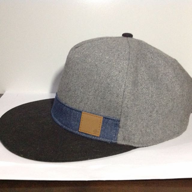 Snap Back Cap (Category: Cap & Hats) located in Kuala Lumpur. Submitted by ddsstreet (Listing ID 71928935, Image 2). Description: Premium flat brim snap back cap from cotton on OSFA Condition 9/10 Reason to sell: sitting in my closet collecting dust.