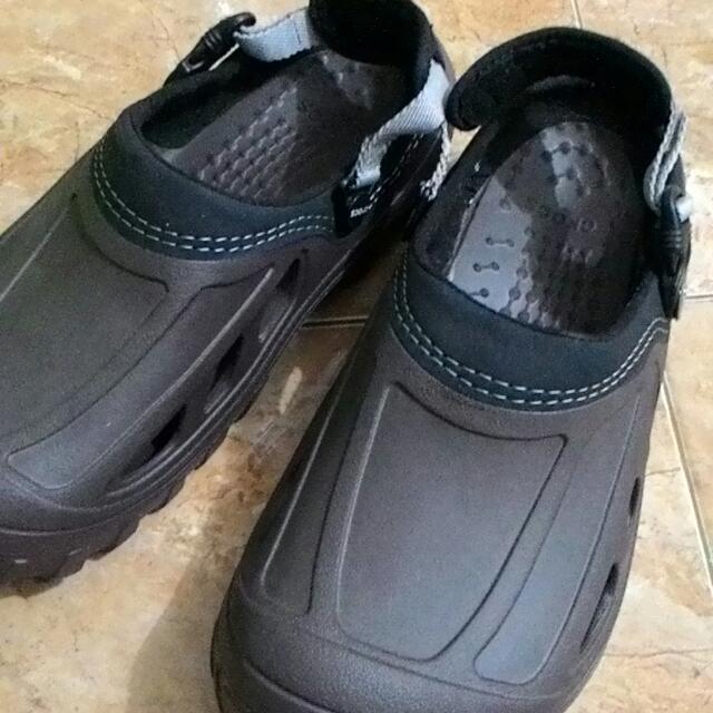 sepatu sandal crocs pria