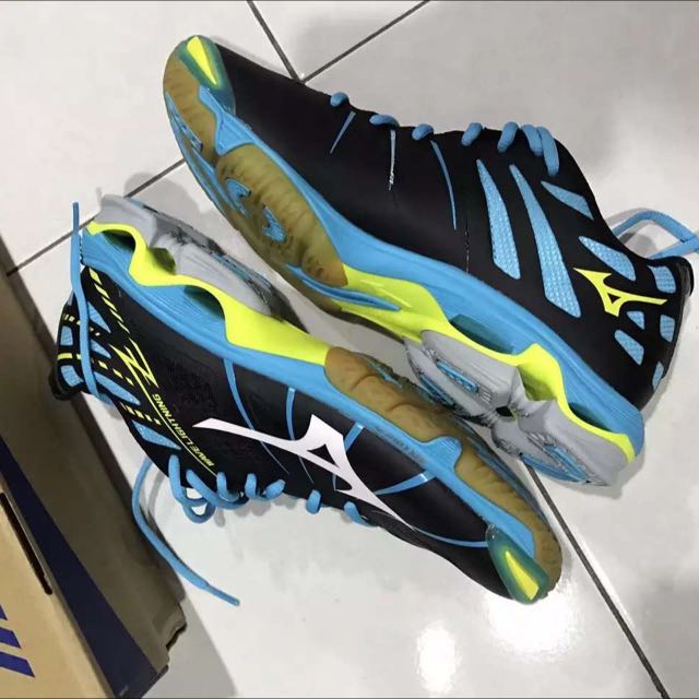 Mizuno Wave Lightning Z Men s Fashion Activewear on Carousell