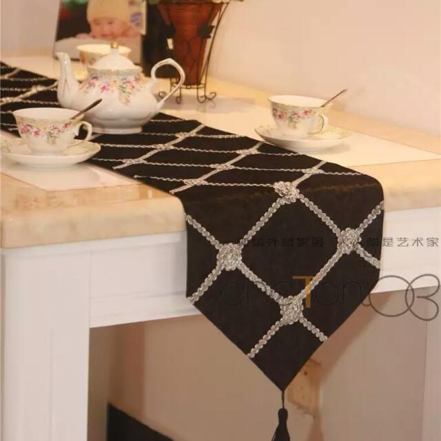 contemporary table runner