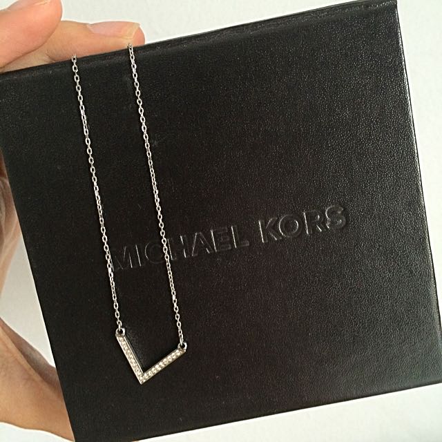michael kors v necklace