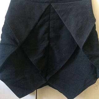 FINDERS KEEPERS BLACK PETAL SKIRT SZ S (6-8)