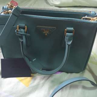 Prada Saffiano Lux Galleria Shopping Bag 25cm (gold colour), Luxury, Bags &  Wallets on Carousell