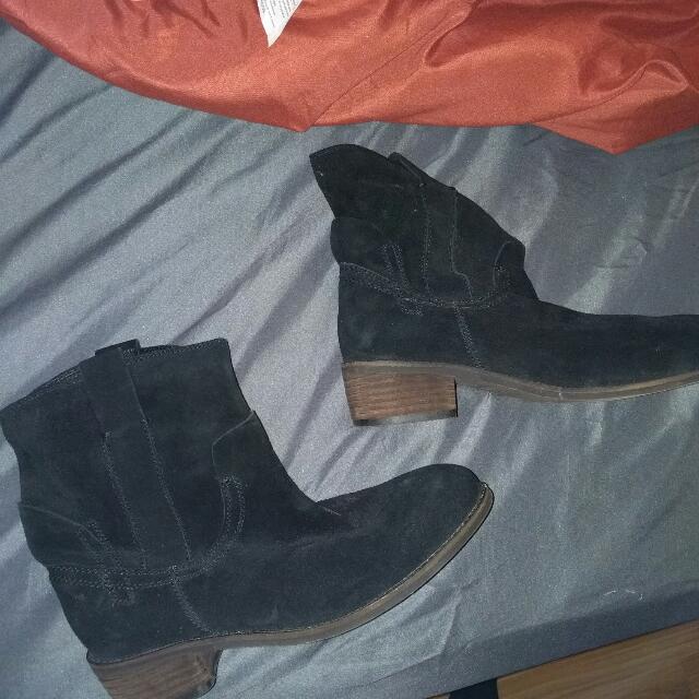 Jeffrey Campbell Size 8 Surge Booties (Category: Shoes) located in Toronto. Submitted by gabs_j (Listing ID 72754768, Image 2). Description: .