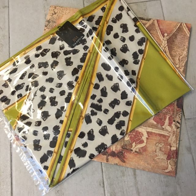Jim Thompson Scarf (Category: Other Accessories) located in Singapore. Submitted by doubleskinnylatte (Listing ID 72992275, Image 1). Description: .