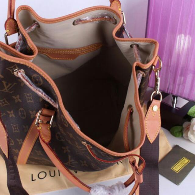 KODE SKU : LVC-B4883 KODE TAG & WARNA : DOCTOR PUTAR - MONOGRAM NAMA : LV  DOCTOR PUTAR BESAR 1074 UKURAN : 32X24 Cm BERAT : 1 Kg KUALITAS …