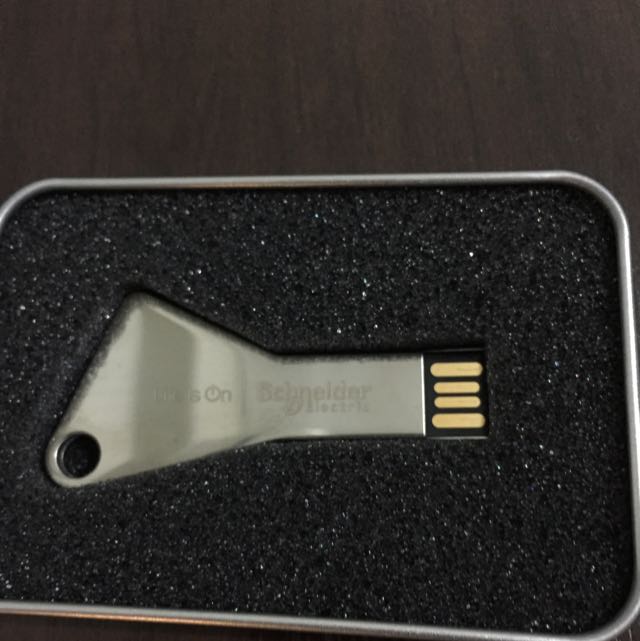 USB Flash drive (Category: Hard Disks & Thumbdrives) located in Singapore. Submitted by procura (Listing ID 73481007, Image 2). Description: .