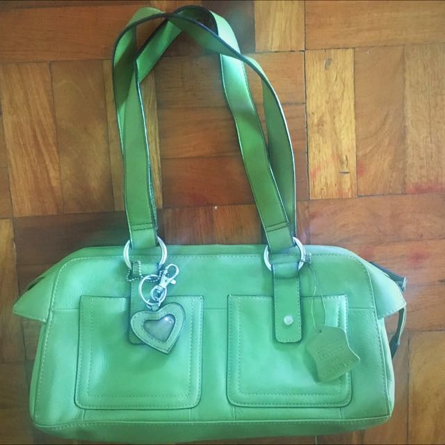 Vintage Small Green Leather Bag / Tote (Category: Tote Bags) located in Quezon City. Submitted by curatedprettythings (Listing ID 73961430, Image 1). Description: .