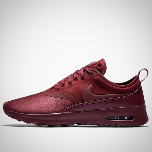 maroon color nike shoes