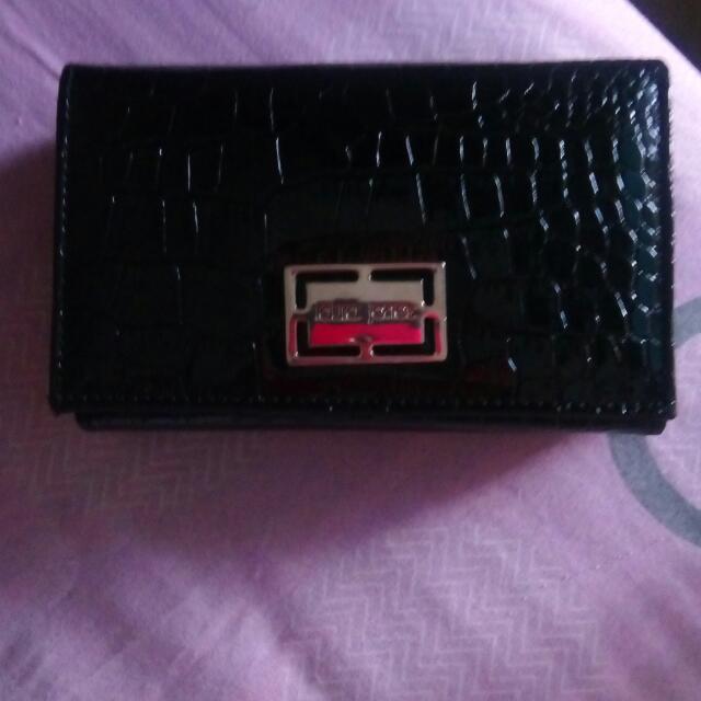 laura jones wallet
